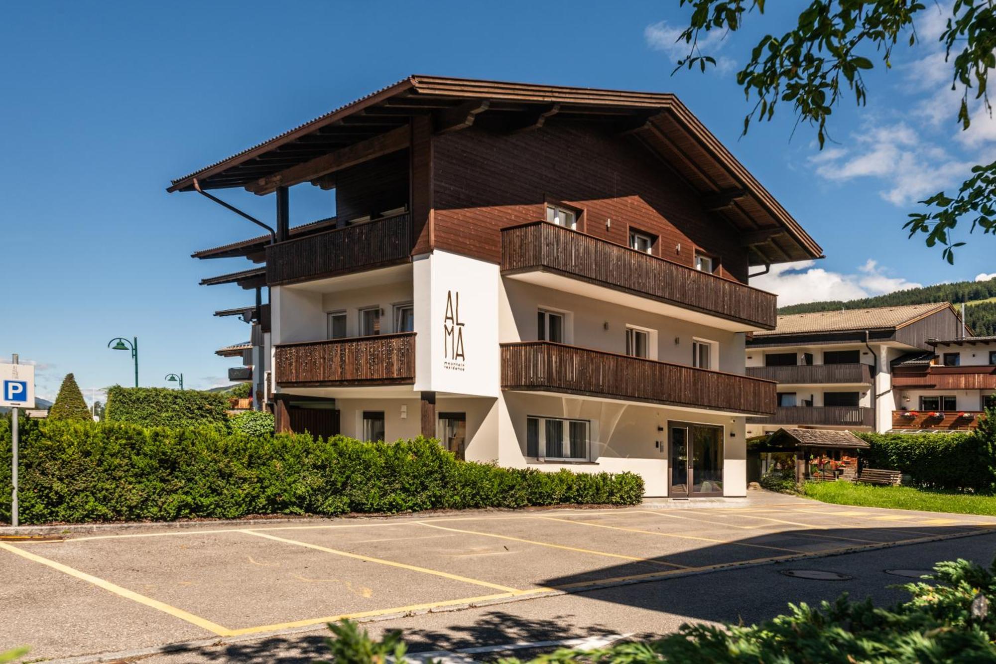 ALMA mountain residence Dobbiaco Extérieur photo
