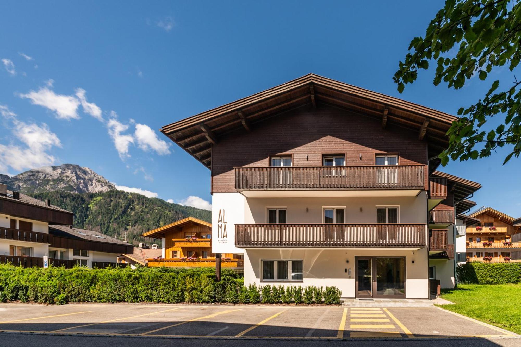 ALMA mountain residence Dobbiaco Extérieur photo